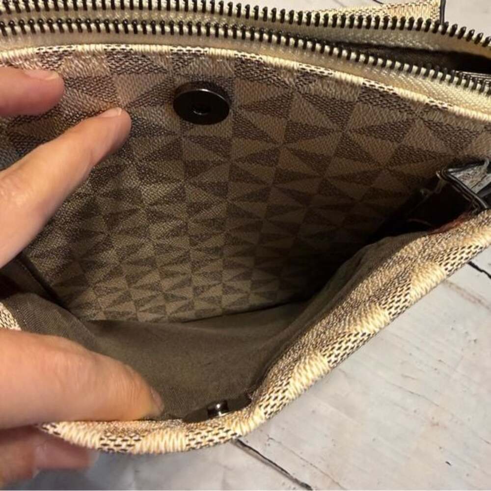 Brown and Cream Geometric Crossbody Bag - Picture 7 of 9